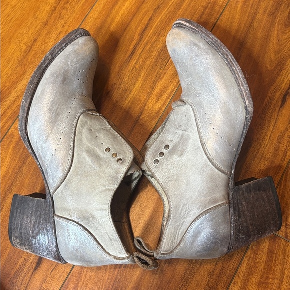 Freebird Leather “Sarah”
Shoe Booties in custom Silver Wash! - Picture 5 of 12